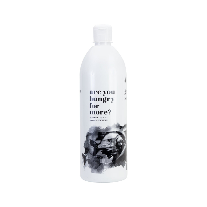 Une bouteille de 1 litre de Savon Vert Piranha Menta (menthe), blanche avec bouchon blanc, texte noir indiquant « Are you hungry for more » et une image artistique abstraite en noir et blanc près du bas.