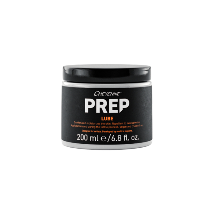 Le lubrifiant Cheyenne Prep 200 g est présenté dans un pot avec couvercle noir et à étiquette noire. Il est conçu pour apaiser et hydrater la peau avant et pendant le tatouage.