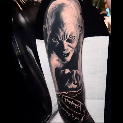 An upper arm tattoo by Kyle Williams showing Gollum reaching out to touch the Ring.