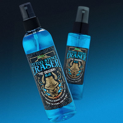 Der Aloe Tattoo Stencil Eraser vor einem Hintergrund mit blau-schwarzem Farbverlauf.