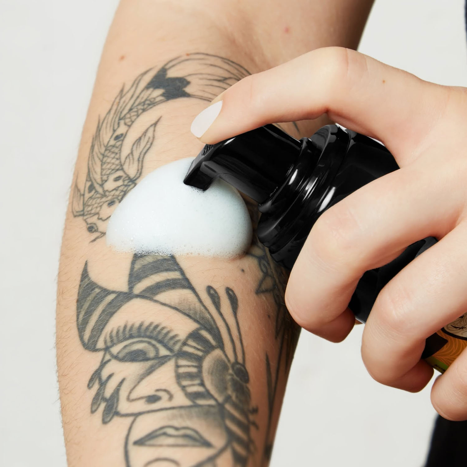 Biotat Snow Foam används på en tatuerad arm
