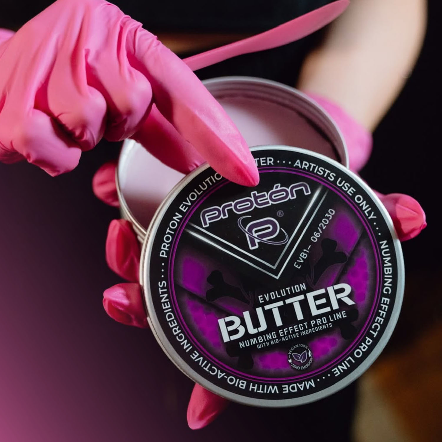 Närbild av en burk Proton Numbing Butter